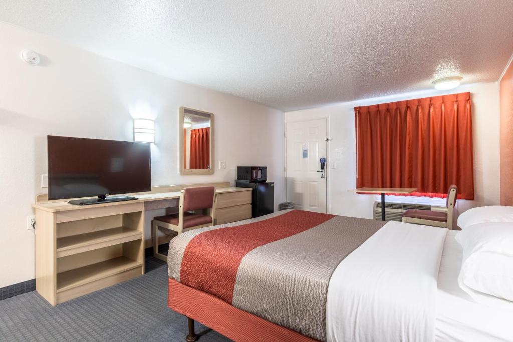Travelodge by Wyndham Lansing - Queen Room - Niet -roken