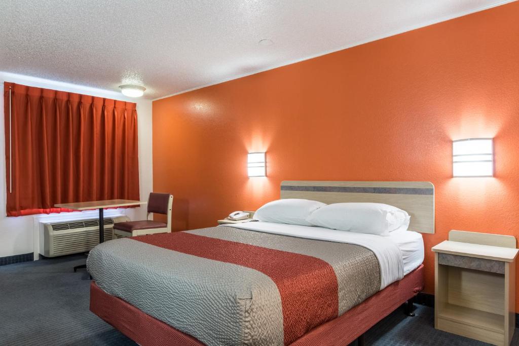 Travelodge by Wyndham Lansing - King Room - Mobiliteitstoegang/niet -roken