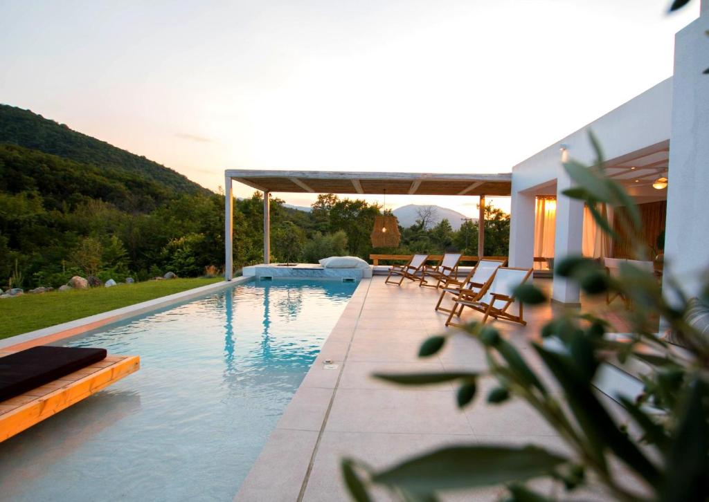 Bazén v ubytovaní Aristotelia Gi - Premium Luxury Villas with Private Pools alebo v jeho blízkosti