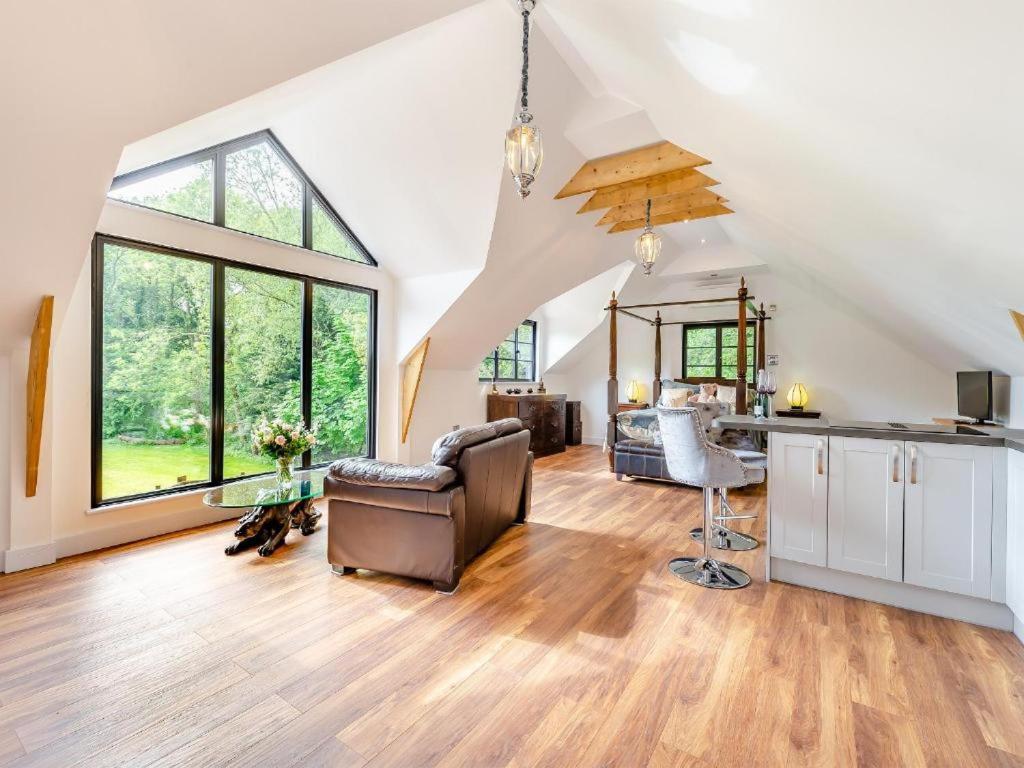 una sala de estar con un sofá y una mesa en Foxton Barn, en Harrietsham