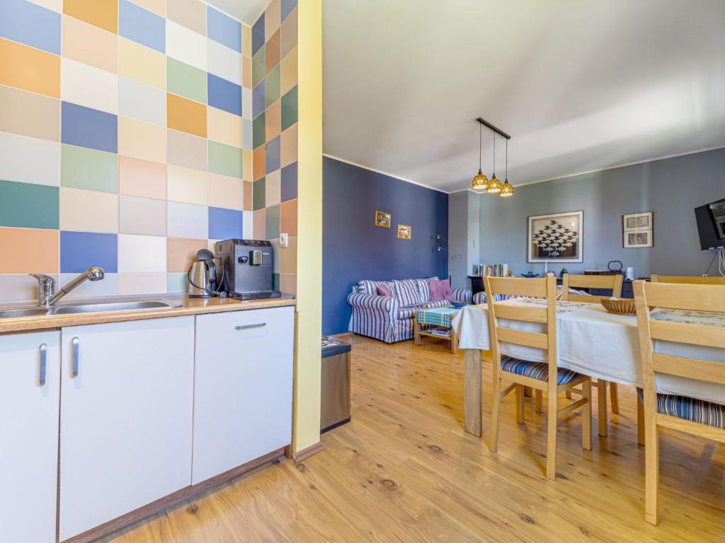 Kuchyňa alebo kuchynka v ubytovaní Apartment Nad Łomniczką-1 by Interhome