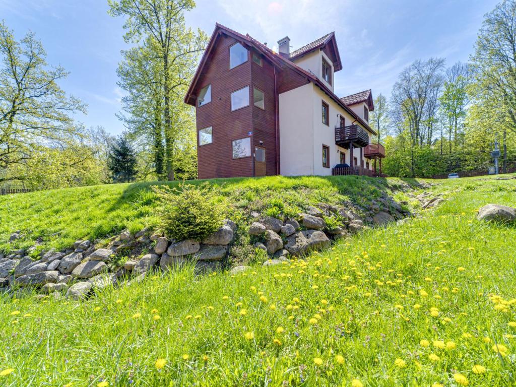 Vonkajšia záhrada v ubytovaní Apartment Nad Łomniczką-1 by Interhome