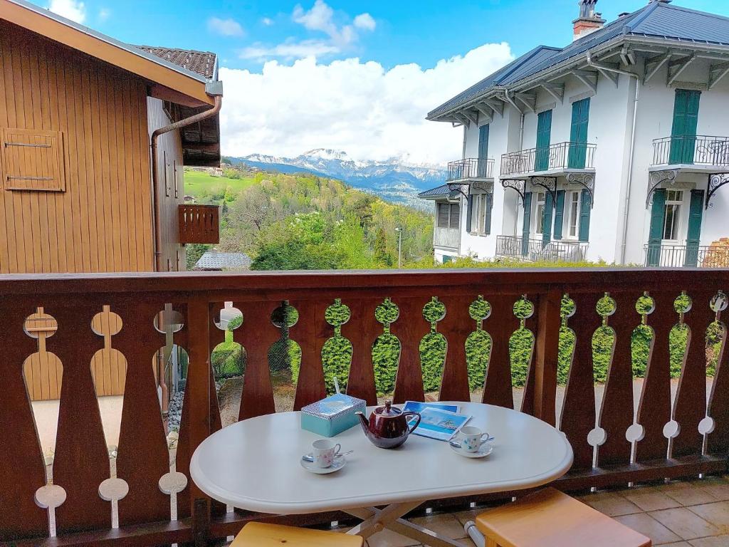 - une table sur le balcon d'une maison dans l'établissement Apartment Isabella by Interhome, à Saint-Gervais-les-Bains