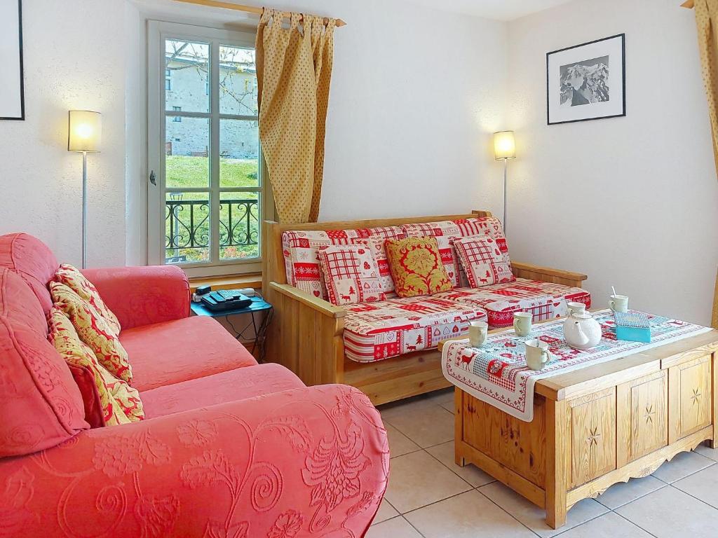 una sala de estar con un sofá y una mesa en Apartment Conseil 3 by Interhome, en Saint-Gervais-les-Bains