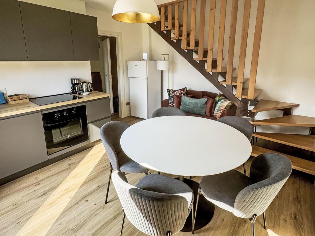 Kuchnia lub aneks kuchenny w obiekcie Apartment Dromaè-1 by Interhome