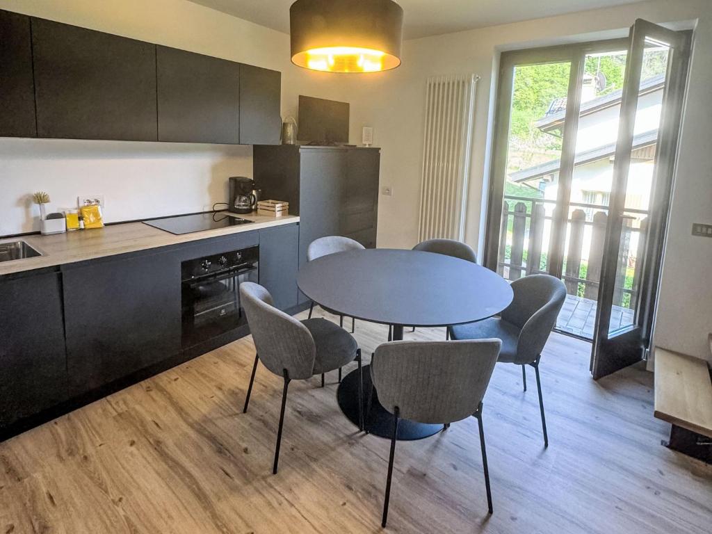 Kuchnia lub aneks kuchenny w obiekcie Apartment Dromaè-1 by Interhome