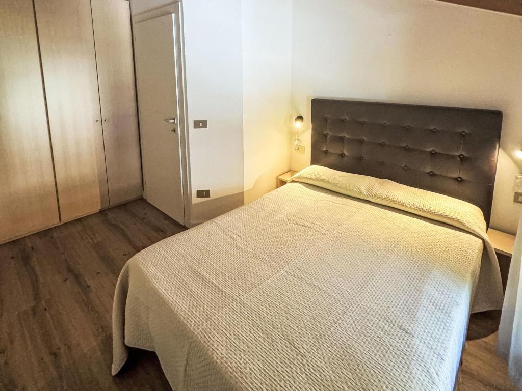 Łóżko lub łóżka w pokoju w obiekcie Apartment Dromaè-1 by Interhome
