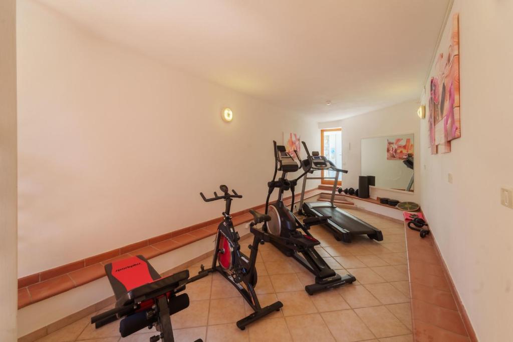 Hotel Galli - Wellness & Spaにあるフィットネスセンターまたはフィットネス設備