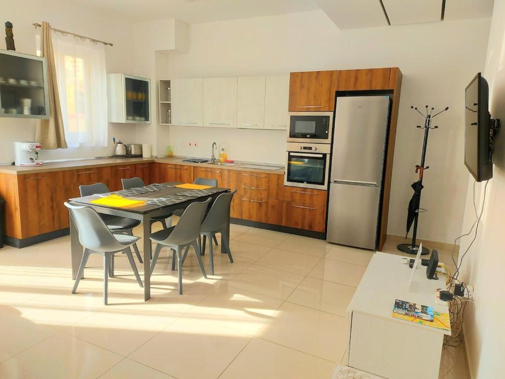 Kuchyň nebo kuchyňský kout v ubytování Modern Apartment In Centre Of Gzira