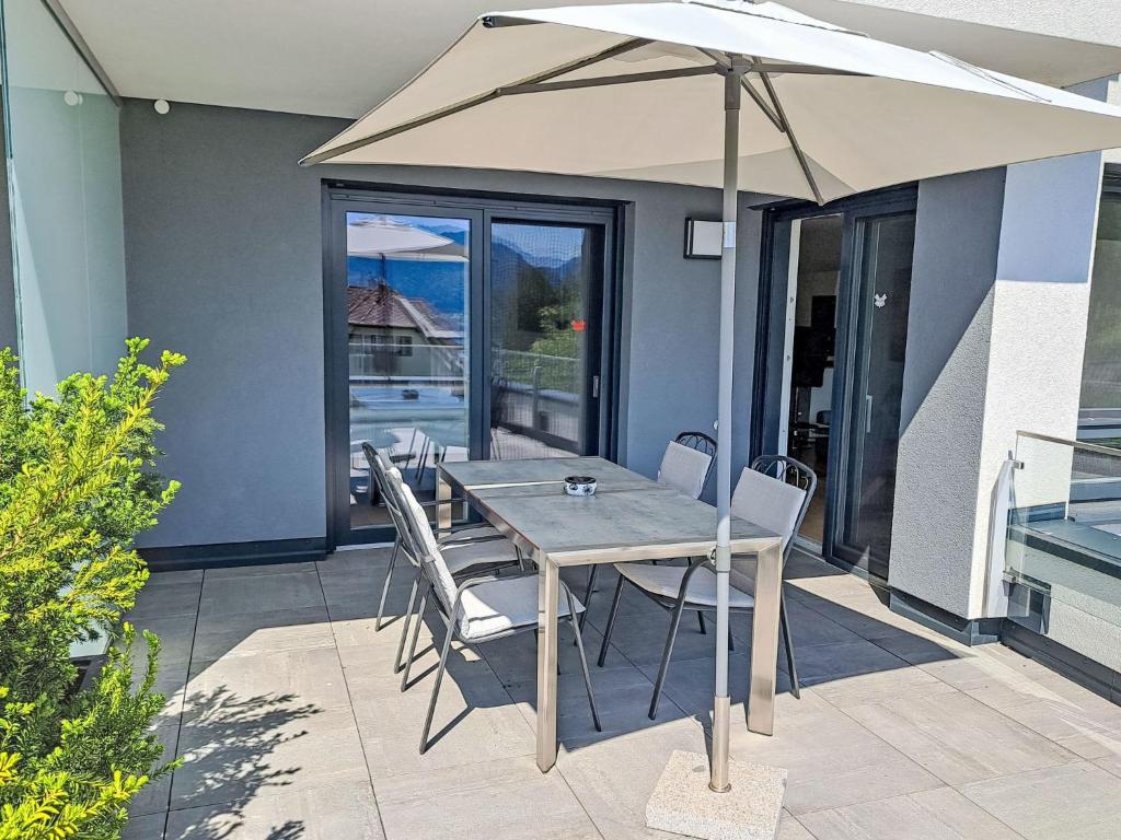 Patio nebo venkovní prostory v ubytování Apartment Terrace 04 alpe maritima Ski & See-Top 4 by Interhome