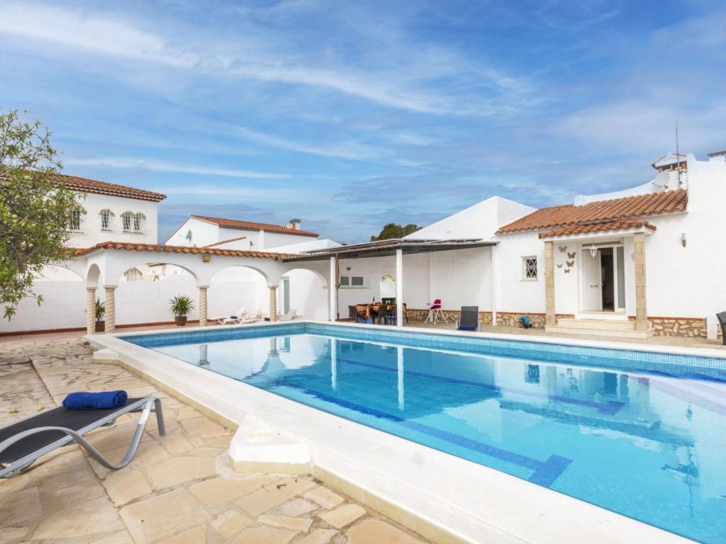 una piscina in una villa di Villa Junqué-Verdure by Interhome a Miami Platja