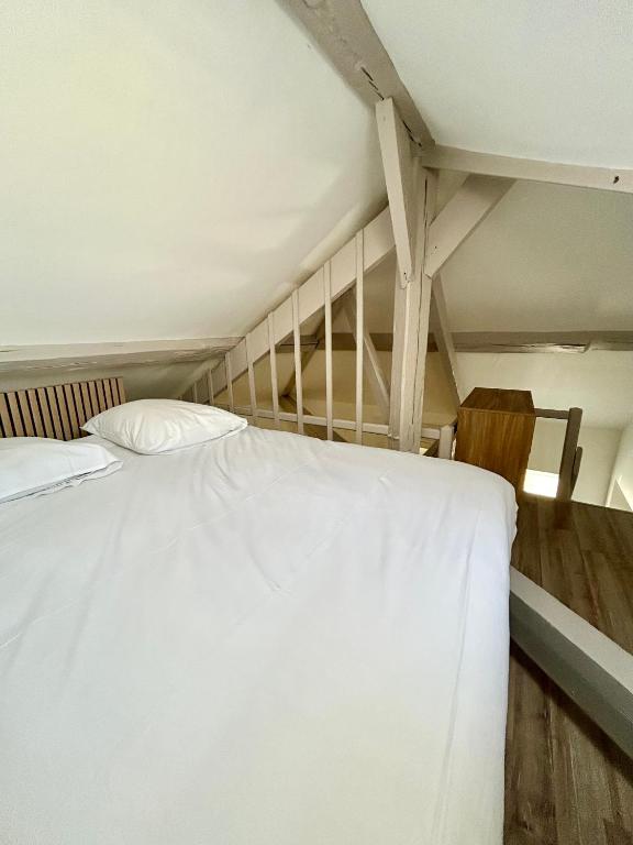 Ce lit se trouve dans un dortoir doté de lits superposés. dans l'établissement Les toits de Deauville, à Deauville