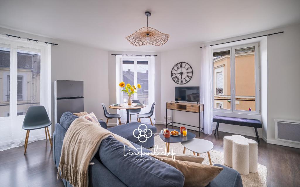 un salon avec un canapé et une table dans l'établissement Proche Tram & Centre Idéal Duo et ou Pro, au Mans