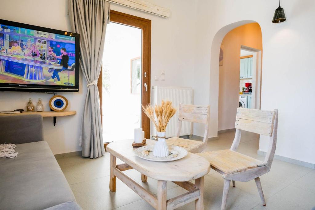 Televízia a/alebo spoločenská miestnosť v ubytovaní Eye of Naxos