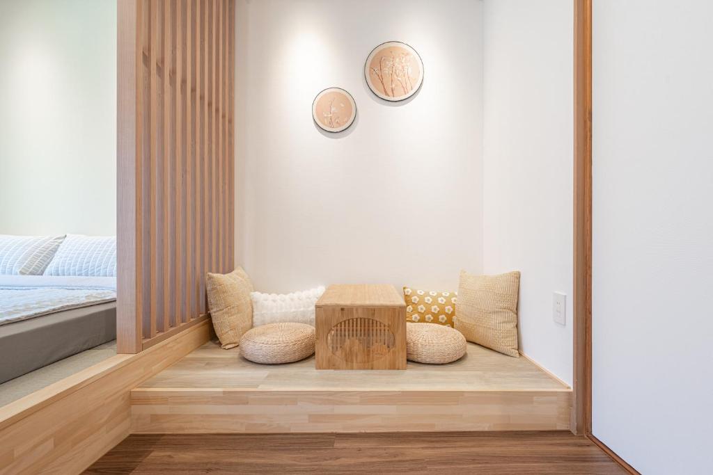 a living room with a table and a bed at 良居民宿 YOSHII House 晴空塔徒步圈 整栋出租 in Tokyo