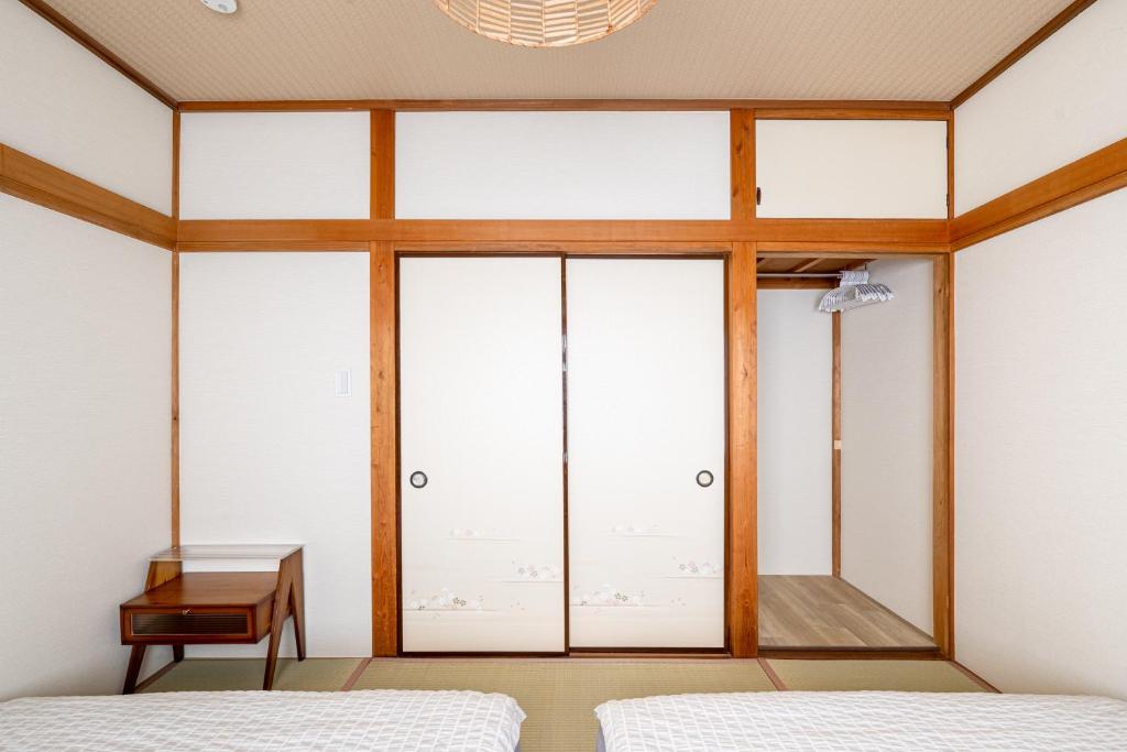 a bedroom with two beds and a window at 良居民宿 YOSHII House 晴空塔徒步圈 整栋出租 in Tokyo