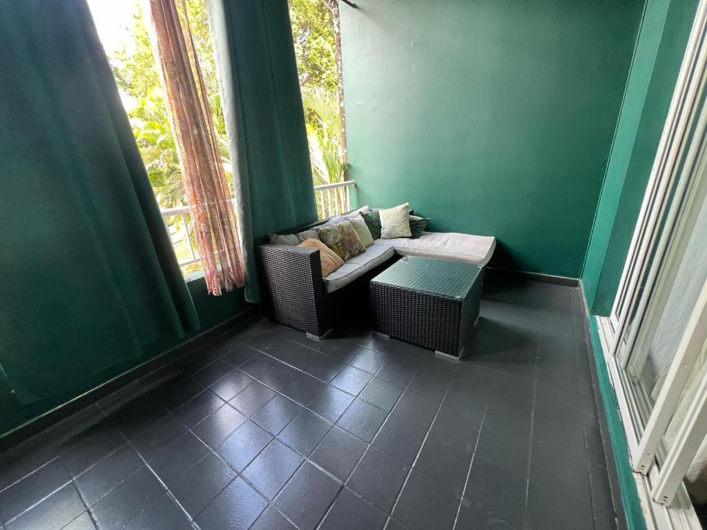 Un lugar para sentarse en APPART SPA 20 MIN port croisière et aéroport