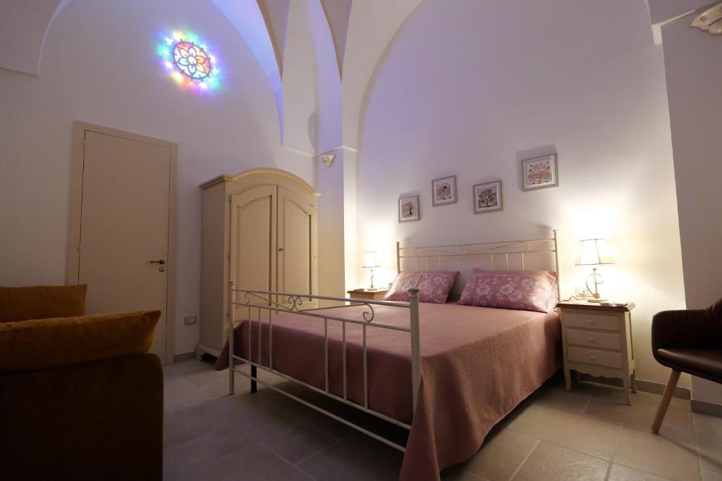 un dormitorio con una cama en una habitación en La casetta di Iaia - Tricase, en Tricase