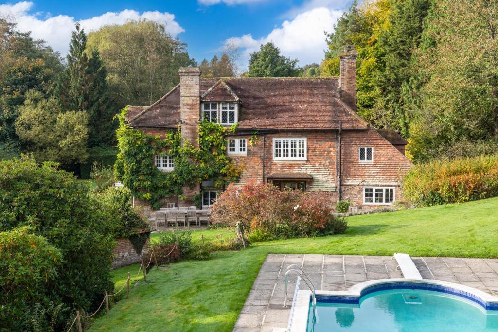 Bazén v ubytování Cotchford Farm - Historic home of Winnie The Pooh nebo v jeho okolí