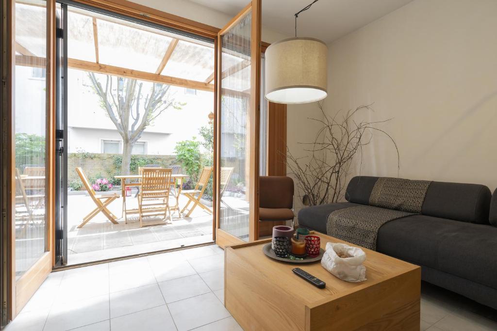 a living room with a couch and a table at Ca'do garden apartament in Venice