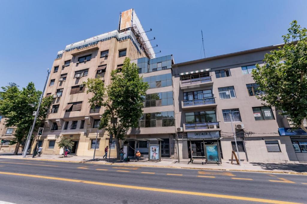 サンティアゴにあるHabitación en Providencia - Metro Baquedanoの通りの角にあるアパート