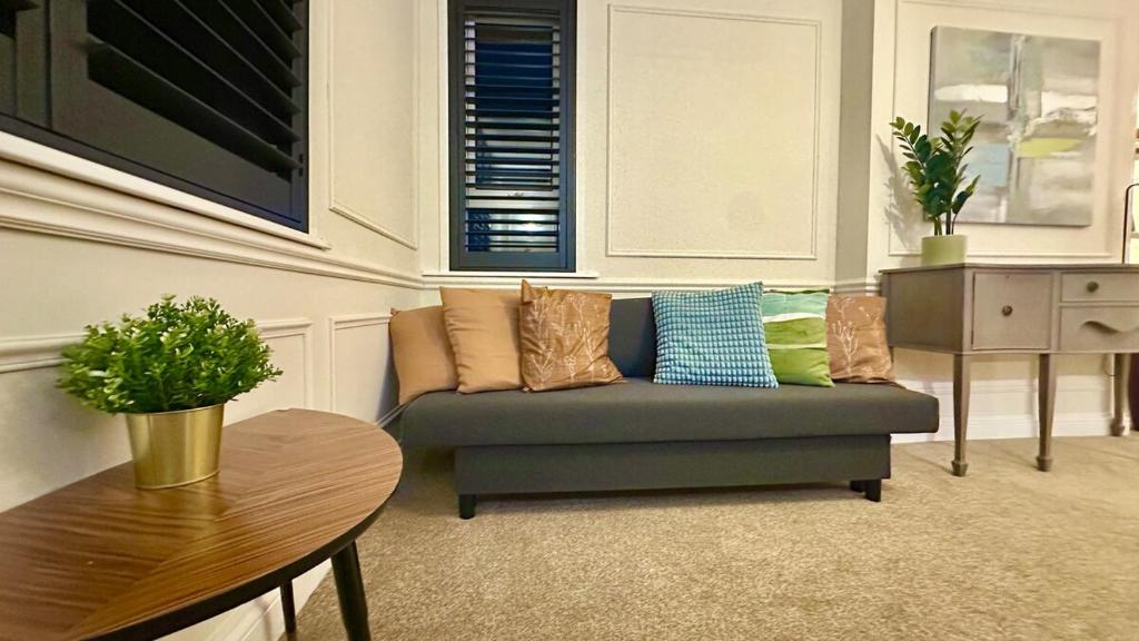 4-bedrooms Clydebank House with 2 bathrooms, separate entrance - Villa