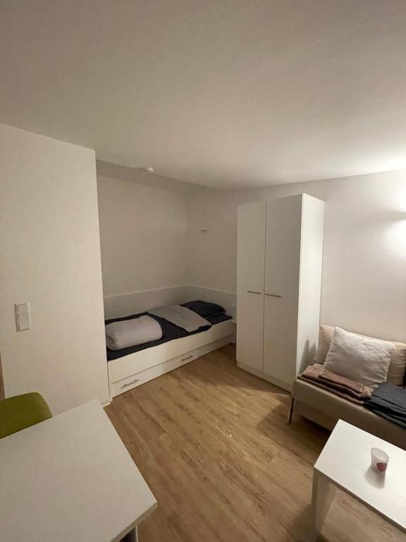 Habitación pequeña con cama y armario en Appartement superbe, en Núremberg