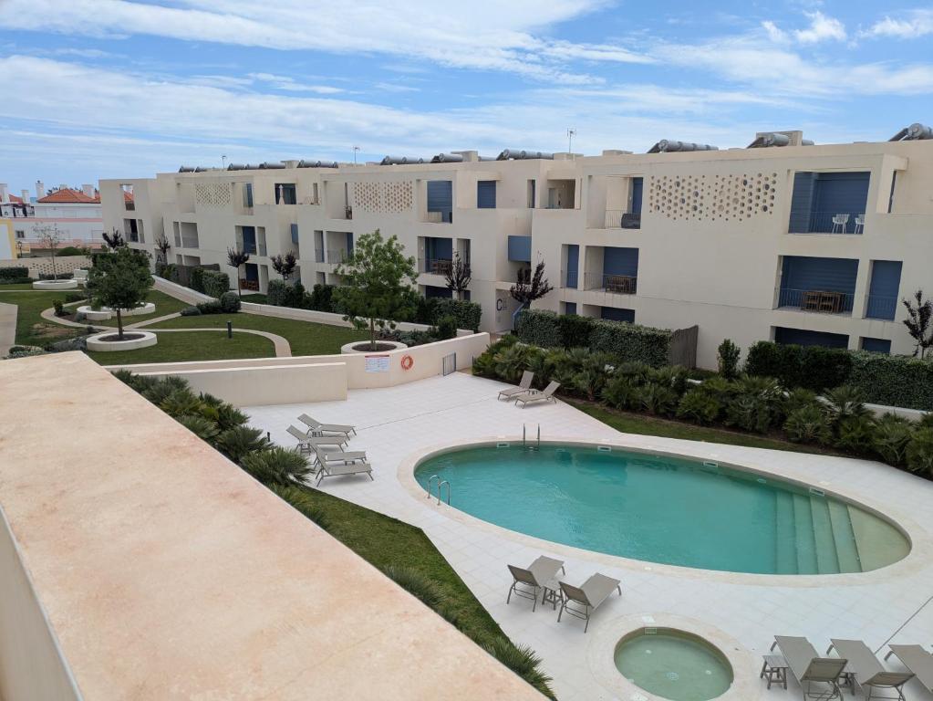 een leeg zwembad voor een gebouw bij Casa do Forte by Wave Algarve in Cabanas de Tavira