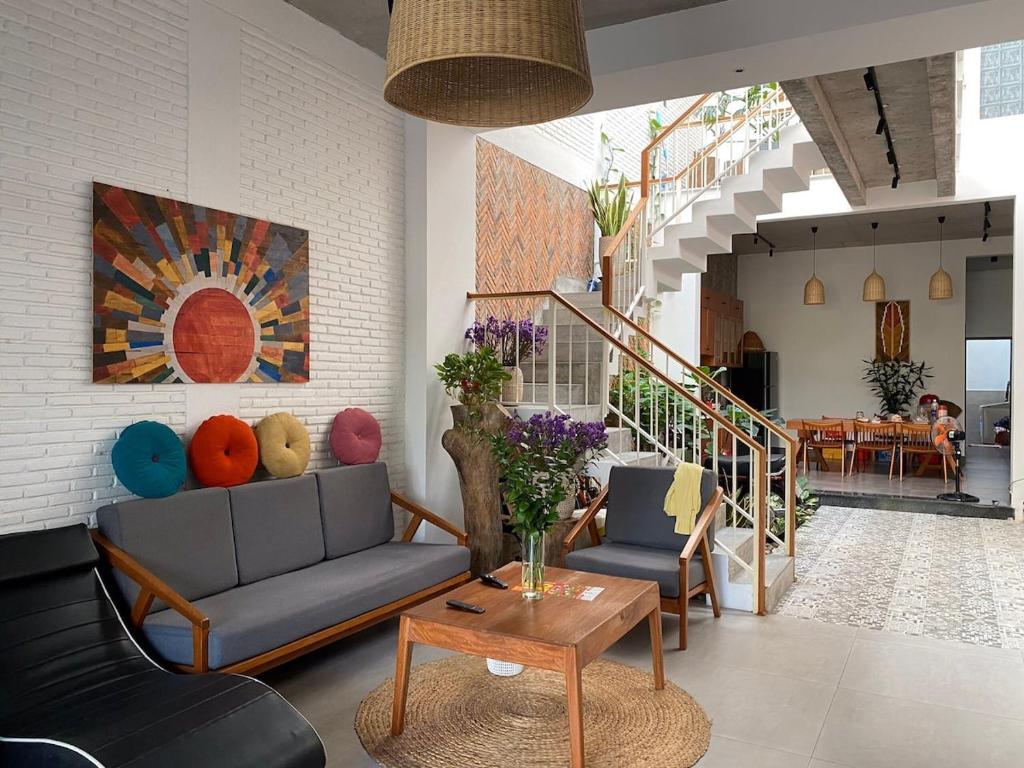 ein Wohnzimmer mit Sofa und Tisch in der Unterkunft Moc Nhien homestay in Phước Hậu (1)