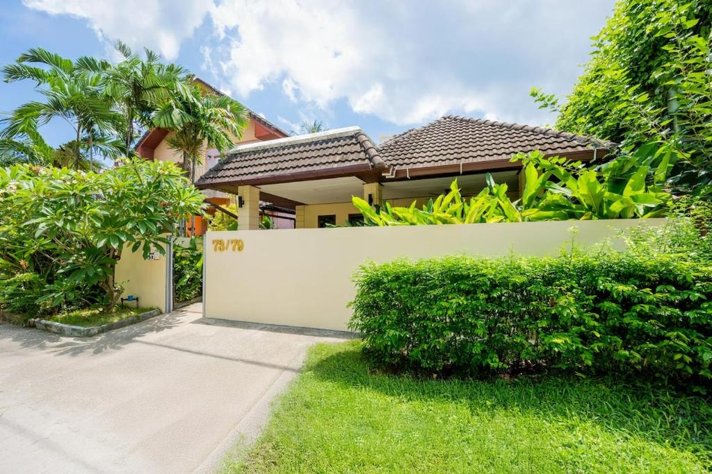 En have udenfor Kamala Beach House, 7-Min Walk to Beach