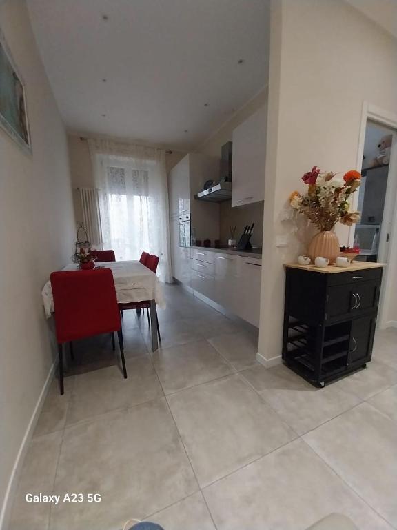 トリノにあるCasa Madaのキッチン、ダイニングルーム(テーブル付)、