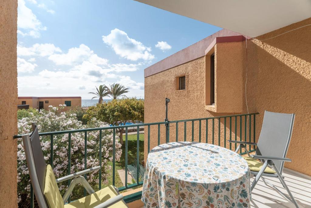 een terras met een tafel en stoelen op een balkon bij casa agua y sol 2 in Poris de Abona