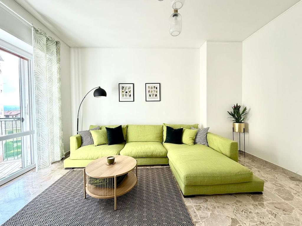 a living room with a green couch and a table at Casa Miró in Arona