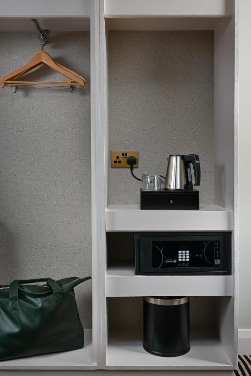 Příslušenství pro přípravu čaje a kávy v ubytování The Parkavon Hotel