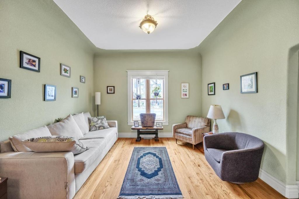 デンバーにあるStylish 2-Story Home - Perfect Denver Location homeのソファと椅子のあるリビングルーム