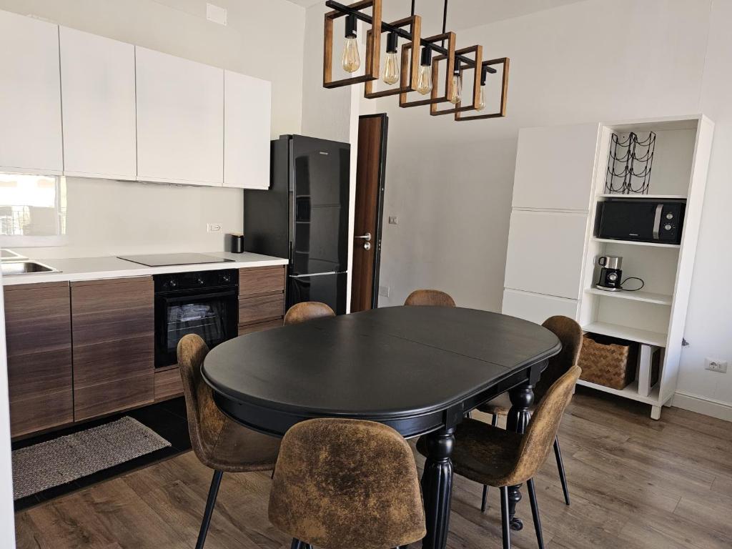 eine Küche mit einem schwarzen Tisch und Stühlen in der Unterkunft Gallipoli Elegant Stay in Gallipoli