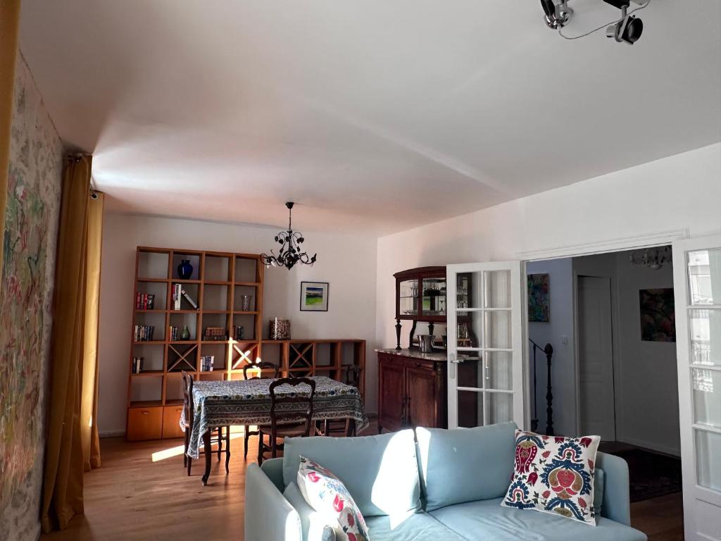 un salon avec un canapé et une table dans l'établissement Chic Béziers Town House, à Béziers