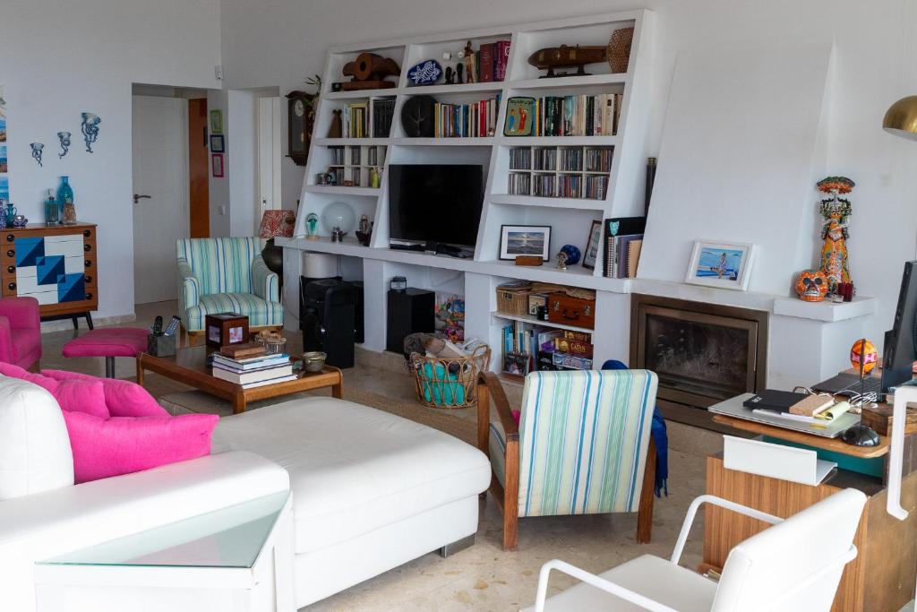 TV a/nebo společenská místnost v ubytování CT 385 AL - Faro's Soulrise Villa - Mojacar - Pool & Artistic Flair close to the Beach