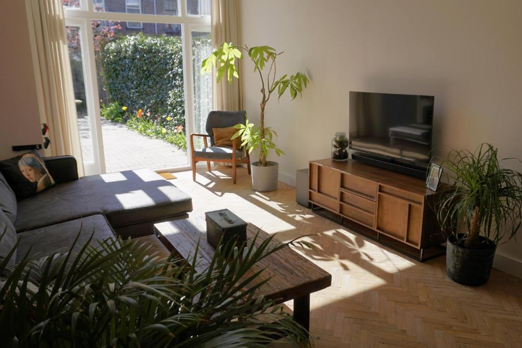 TV a/nebo společenská místnost v ubytování 't Onderhuis in Delft