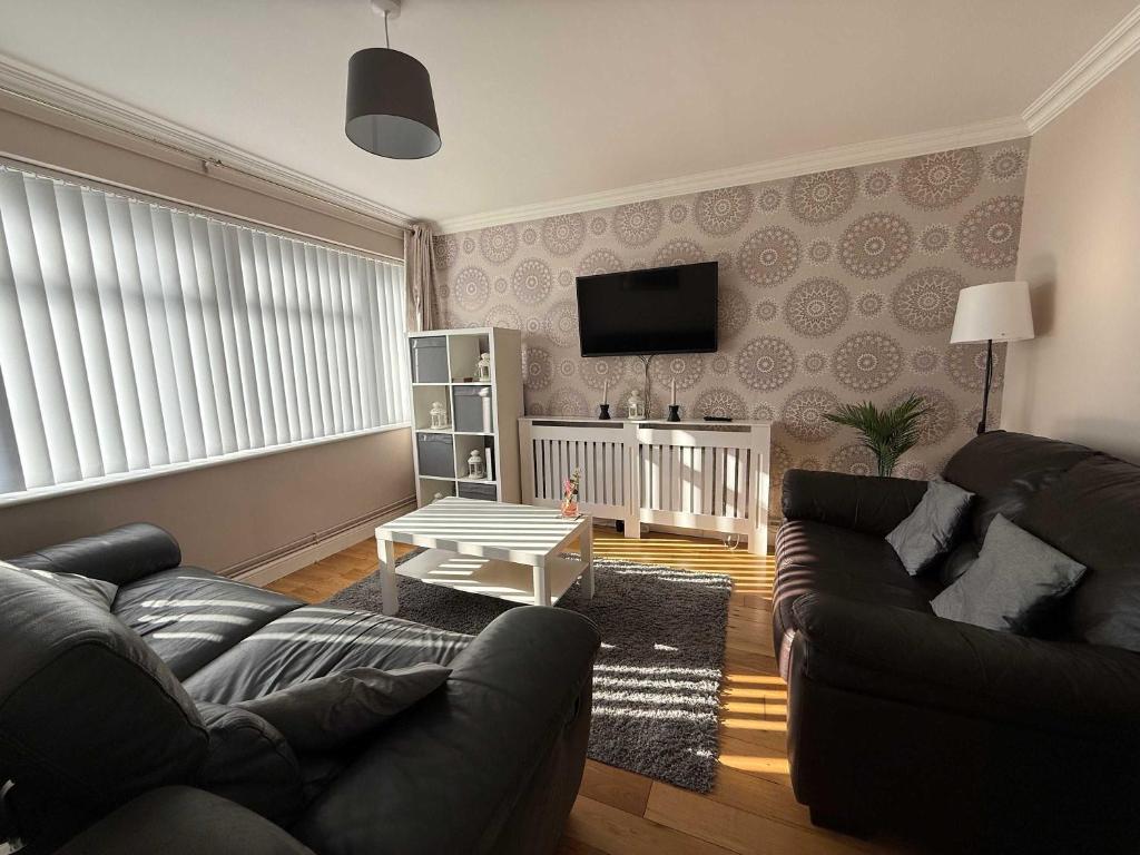 TV a/nebo společenská místnost v ubytování Convenient 3 Bedroom House with Garden in Luton