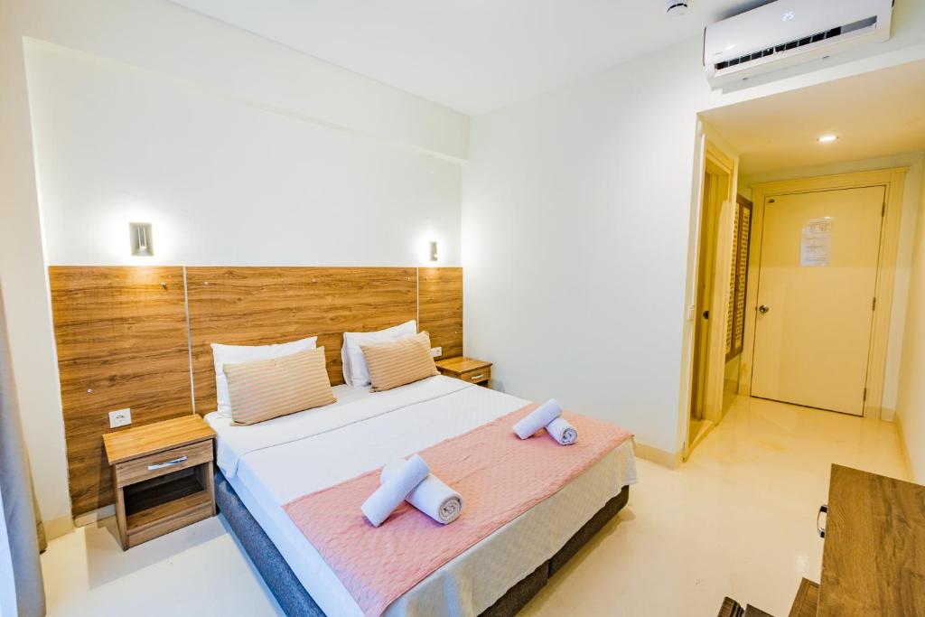 Кровать или кровати в номере La Moda Beach Hotel