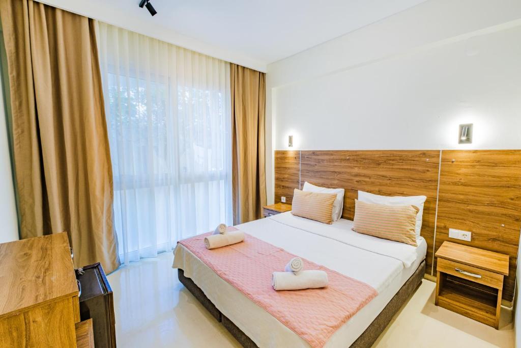 Кровать или кровати в номере La Moda Beach Hotel