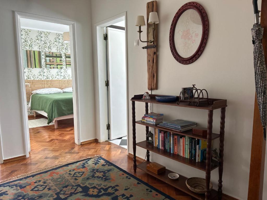 カスカイスにあるApartamento de charmeの本棚と鏡付きの部屋