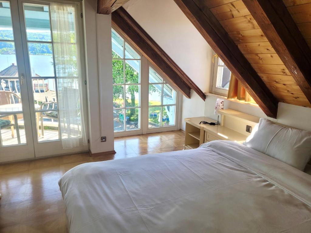 Postel nebo postele na pokoji v ubytování SEE-Hotel Seeschau - direkt am Bodenseeufer