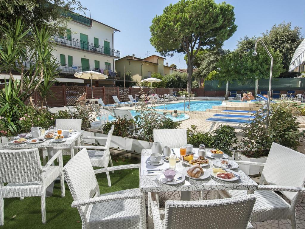 Bazén v ubytování New Hotel Chiari nebo v jeho okolí