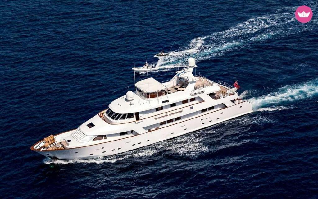 un grand yacht au milieu de l'océan dans l'établissement MY JoJo, à Cannes