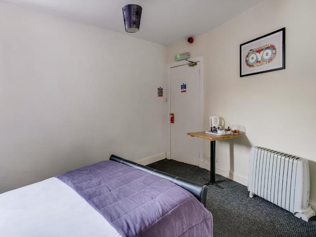Postel nebo postele na pokoji v ubytování OYO Gin House Hotel