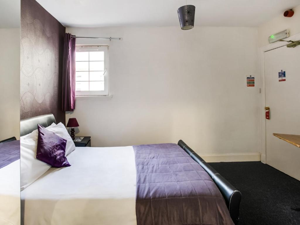 Postel nebo postele na pokoji v ubytování OYO Gin House Hotel
