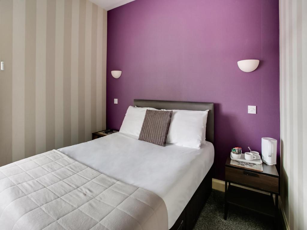 Postel nebo postele na pokoji v ubytování OYO Gin House Hotel