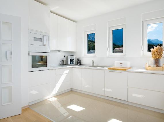 Deluxe 3 bedroom apartment with sea view